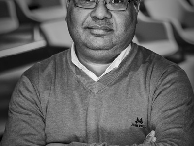 Portræt af Qasir Mirza taget i KB-salen på Albertslund Rådhus Portræt af Qasir Mirza taget i KB-salen på Albertslund Rådhus