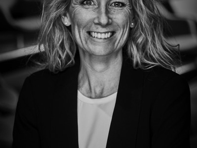 Portræt af Tina Christensen taget i KB-salen på Albertslund Rådhus Portræt af Tina Christensen taget i KB-salen på Albertslund Rådhus