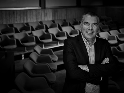 Portræt af Mehmet Kücükakin taget i KB-salen på Albertslund Rådhus Portræt af Mehmet Kücükakin taget i KB-salen på Albertslund Rådhus