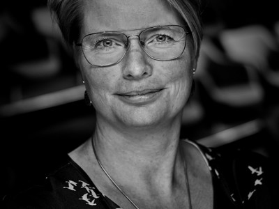 Portræt af Marianne Burchall taget i KB-salen på Albertslund Rådhus Portræt af Marianne Burchall taget i KB-salen på Albertslund Rådhus