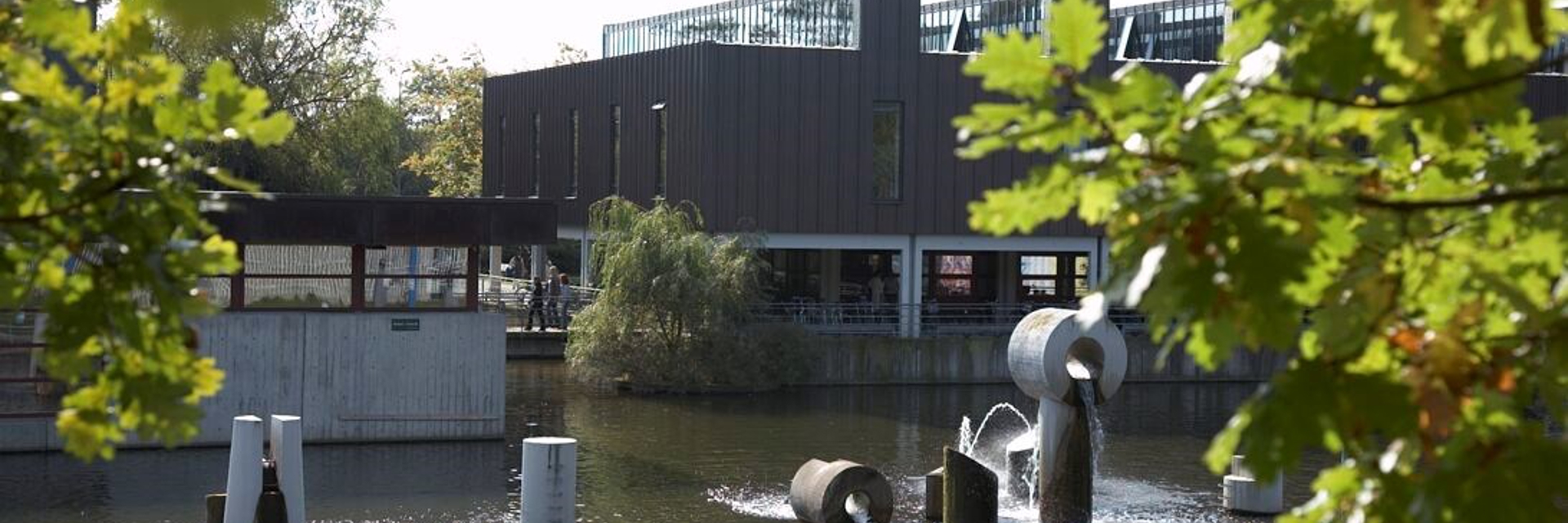 Albertslund Rådhus med rådhussøen og træer i forgrunden. Albertslund Rådhus med rådhussøen og træer i forgrunden.