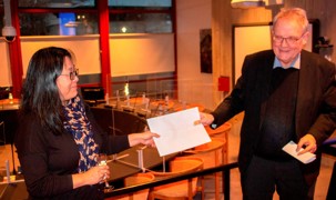 Billede af sidste års vinder af handicapprisen, Malene Adler, som modtager prisen af borgmester Steen Christiansen Billede af sidste års vinder af handicapprisen, Malene Adler, som modtager prisen af borgmester Steen Christiansen